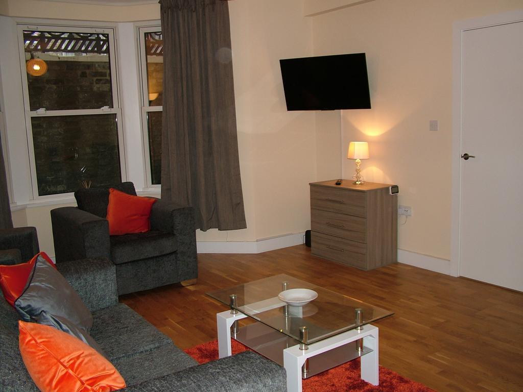 Stratford Apartment Нюмаркет Екстериор снимка